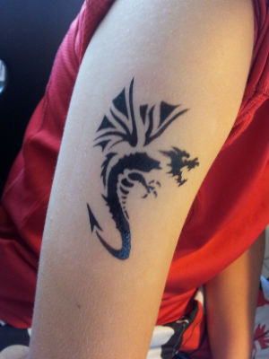 tatoo éphémère dragon paillette sur st clair de la tour