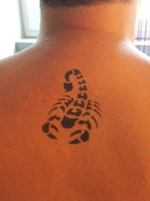 tatoo éphémère scorpion paillette sur st clair de la tour